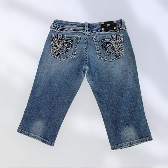Miss Me Shorts Capri Bermuda Fleur de Lis Rhinestones Embroidered Size 31 - Picture 3 of 9